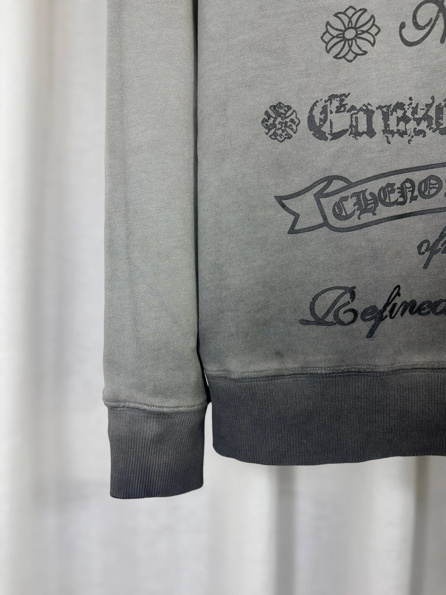 P260 top version, real shot without P, ​​different from market currency) 𝗖𝗵𝗿𝗼𝗺𝗲 𝗛𝗲𝗮𝗿𝘁𝘀/Cro Heart 2025 washed patch embroidery autumn and winter new original single counter American laser burnt 3D three-dimensional color embroidered couple casual sweatshirt 👑The highest version! Customized fabric 420g tripe terry fabric! American acid-washed and distressed original fabric laser burnt ✟appliqué embroidery and exquisite embroidery of letters! The best-selling model in the counter, very comfortable to wear. Accessories: original molded and authenticated collar label➕100% silk wash label. Genuine purchase-grade original hangtag➕matching hanging rope➕3D hanging beads➕original packaging bag. Craftsmanship: The original version has consistent wiring! The highest version of the armhole matching technique! Color: Earth Yellow Gray Black Size: S M L XL Style No.: 9320